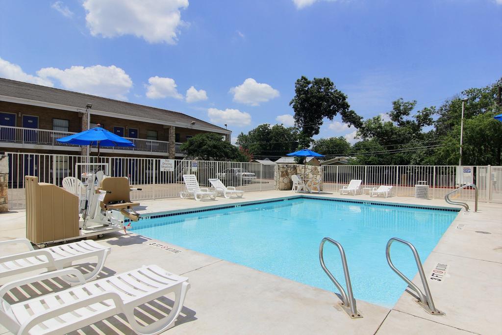 Motel 6 Austin, Tx - Central Downtown Ut Bagian luar foto