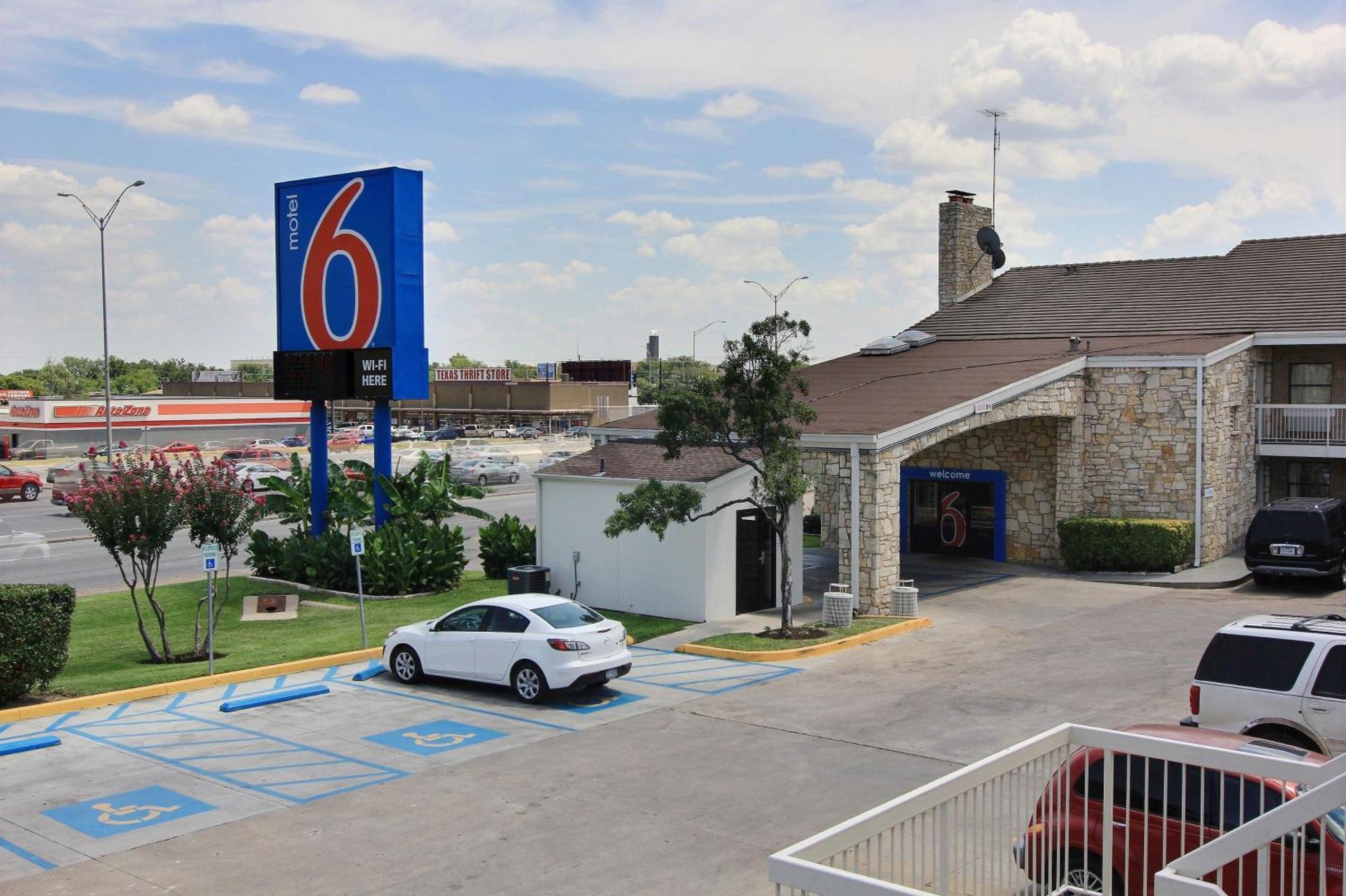 Motel 6 Austin, Tx - Central Downtown Ut Bagian luar foto