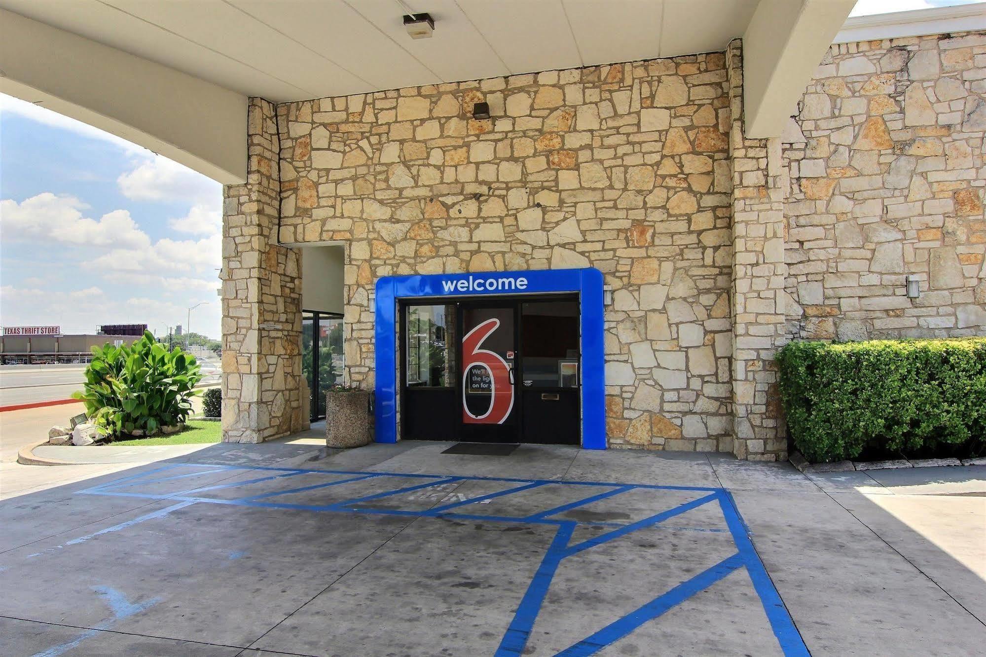Motel 6 Austin, Tx - Central Downtown Ut Bagian luar foto